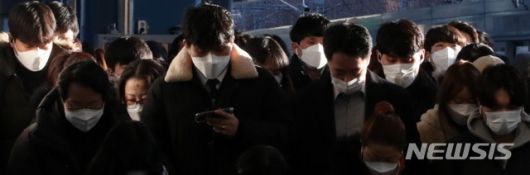 [서울=뉴시스] 박주성 기자 = 수도권 사회적 거리두기 2.5단계로 격상된 가운데 8일 오전 서울 구로구 신도림역에서 마스크를 쓴 시민들이 이동하고 있다. 2020.12.08. park7691@newsis.com