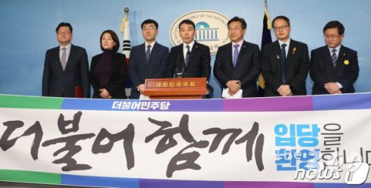 (서울=뉴스1) 임세영 기자 = 김용민, 김남국 변호사가 7일 오전 서울 여의도 국회 정론관에서 더불어민주당 입당 기자회견을 갖고 있다. 이날 입당식을 갖은 김용민 변호사는 지난해 9월 발족한 제2기 법무·검찰 개혁위원회 위원을 맡아 법무·검찰 개혁방안을 마련해 권고하는 활동을 했으며 김남국 변호사는 조국 전 법무부 장관 지지자들이 이른바 '조국 사태' 당시 검찰·언론의 모습을 기록하겠다며 추진 중인 '조국 백서'의 필자로 참여하고 있다.  2020.2.7/뉴스1