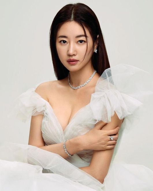 배우 김사랑/사진=지큐코리아 인스타그램