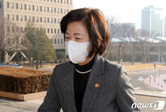 (과천=뉴스1) 이승배 기자 = 추미애 법무부 장관이 24일 오전 경기도 과천정부청사로 출근하고 있다.  이날 서울행정법원 행정12부는 윤석열 검찰총장이 추미애 장관을 상대로 낸 징계처분 집행정지 신청 사건 2차 심문기일을 연다. 2020.12.24/뉴스1