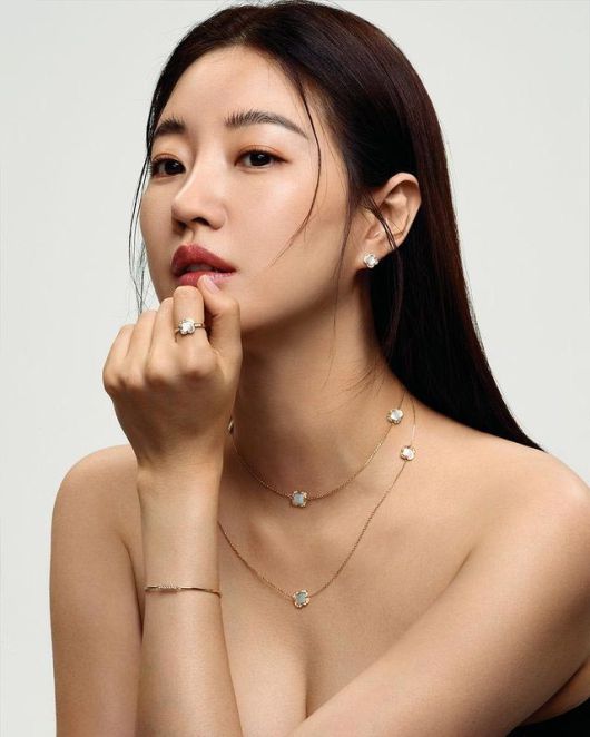 배우 김사랑/사진=지큐코리아 인스타그램