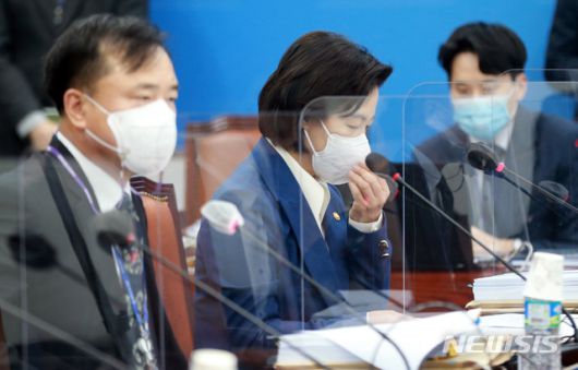 [서울=뉴시스 최동준 기자 = 추미애 법무부 장관이 28일 오후 서울 여의도 국회에서 열린 공수처장 추천위원회 6차 회의에 참석해 있다. (공동취재사진) 2020.12.28. photo@newsis.com