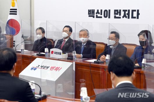 [서울=뉴시스 최동준 기자 = 김종인 국민의힘 비상대책위원장이 24일 서울 여의도 국회에서 열린 비상대책위원회의에서 모두 발언을 하고 있다. (공동취재사진) 2020.12.24. photo@newsis.com