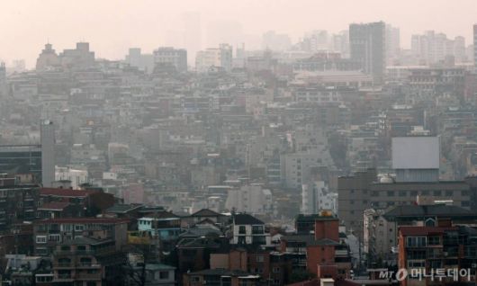 서울과 경기 등 수도권 지역에 초미세먼지 주의보가 내려진 11일 오후 용산구 소월길에서 바라본 서울시내가 뿌옇게 보이고 있다. / 사진=김휘선 기자 hwijpg@