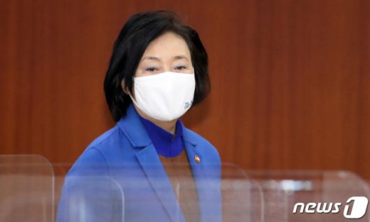 박영선 중소벤처기업부 장관이 11일 서울 종로구 정부서울청사에서 열린 영상 대외경제장관회의 및 대외경제협력기금 운용위원회에 참석하고 있다. /사진=뉴스1.