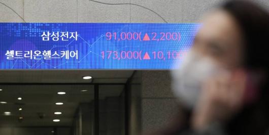 삼성전자가 전일 대비 2200원(2.48%) 오른 9만1천원에 마감한 11일 서울 영등포구 한국거래소 전광판에 주가가 표시되고 있다. / 사진=뉴시스