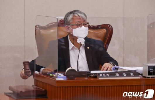 (서울=뉴스1) 박세연 기자 = 조응천 소위원장이 24일 오전 서울 여의도 국회에서 열린 국토교통위원회 국토법안심사소위원회에서 의사봉을 두드리고 있다. 2020.11.24/뉴스1