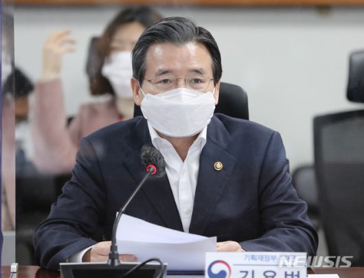 김용범 기획재정부 1차관이 21일 오전 서울 여의도 국회에서 열린 2021 국가경제자문회의 제1차회의에 참석해 발언하고 있다. / 사진제공=뉴시스
