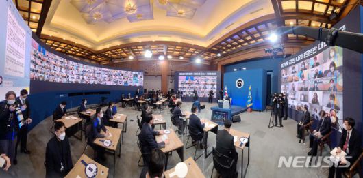 [서울=뉴시스]추상철 기자 = 문재인 대통령이 18일 오전 청와대 춘추관에서 온·오프 혼합 방식으로 열린 '2021 신년 기자회견'에 참석해 취재진의 질문을 받고 있다. 2021.01.18. scchoo@newsis.com