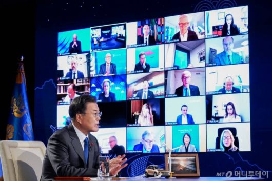 [서울=뉴시스]박영태 기자 = 문재인 대통령이 27일 청와대에서 화상으로 열린 2021 세계경제포럼(WEF) 한국정상 특별연설에 참석해 경제일반에 대한 참석자들의 질문에 답변하고 있다. 2021.01.27. since1999@newsis.com