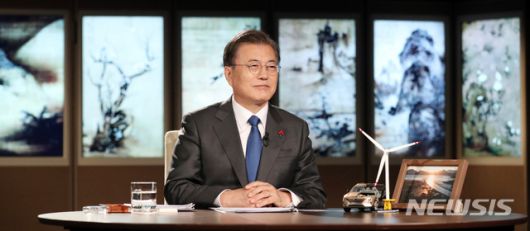 [서울=뉴시스]박영태 기자 = 문재인 대통령이 27일 청와대에서 화상으로 열린 2021 세계경제포럼(WEF) 한국정상 특별연설에 참석해 질문을 듣고 있다. 2021.01.27. since1999@newsis.com