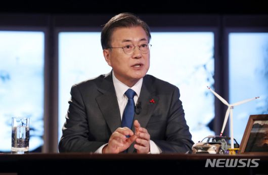 [서울=뉴시스]박영태 기자 = 문재인 대통령이 27일 청와대에서 화상으로 열린 2021 세계경제포럼(WEF) 한국정상 특별연설에 참석해 경제일반에 대한 참석자들의 질문에 답변하고 있다. 2021.01.27. since1999@newsis.com