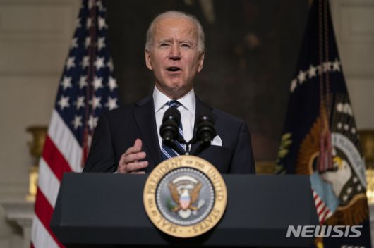 [워싱턴=AP/뉴시스조 바이든 미국 대통령이 27일(현지시간) 백악관에서 기후변화와 녹색일자리 창출에 관해 연설하고 있다. 2021.01.28.