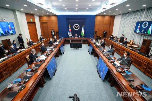 [서울=뉴시스]박영태 기자 = 문재인 대통령이 28일 오후 청와대에서 샤브카트 미르지요예프 우즈베키스탄 대통령과 한-우즈베키스탄 화상 정상회담을 하고 있다. 2021.01.28. since1999@newsis.com