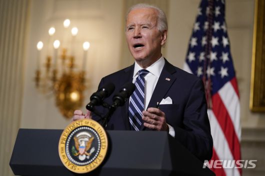 [워싱턴=AP/뉴시스]조 바이든 미국 대통령이 27일(현지시간) 백악관에서 기후변화와 녹색일자리 창출에 관해 연설하고 있다. 2021.01.28.