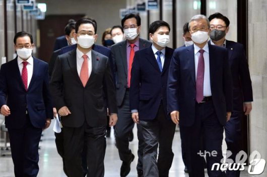 (서울=뉴스1) 성동훈 기자 = 김종인 국민의힘 비상대책위원장과 주호영 원내대표가 28일 서울 여의도 국회에서 열린 비상대책위원회의에 참석하고 있다. 2021.1.28/뉴스1