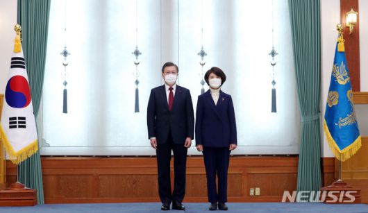 [서울=뉴시스박영태 기자 = 문재인 대통령이 29일 오후 청와대에서 한정애 환경부장관에게 임명장을 수여한 후 기념촬영을 하고 있다. 2021.01.29. since1999@newsis.com