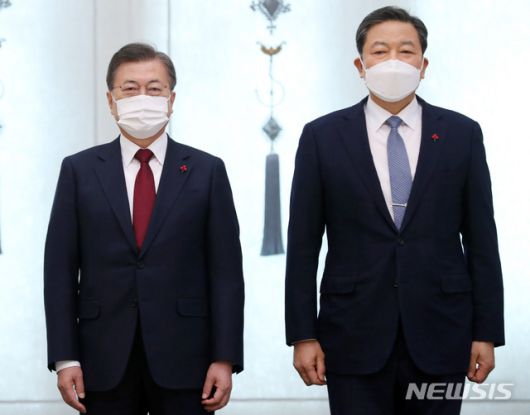 [서울=뉴시스]박영태 기자 = 문재인 대통령이 29일 오후 청와대에서 황기철 국가보훈처장에게 임명장을 수여한 후 기념촬영을 하고 있다. 2021.01.29. since1999@newsis.com