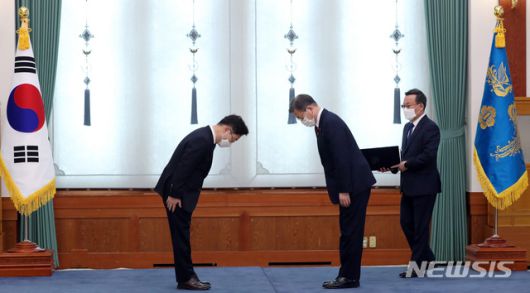 [서울=뉴시스]박영태 기자 = 문재인 대통령이 29일 오후 청와대에서 박범계 신임 법무부장관에게 임명장을 수여하기 전 인사하고 있다. 2021.01.29. since1999@newsis.com