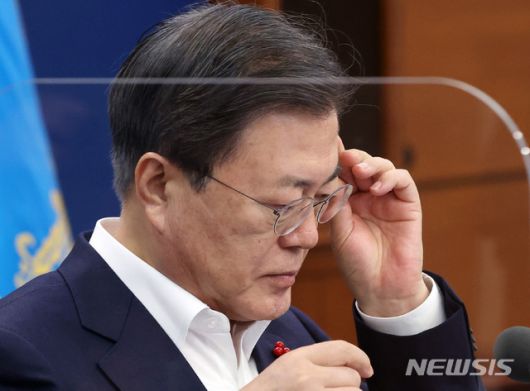 [서울=뉴시스박영태 기자 = 문재인 대통령이 28일 오후 청와대 여민관에서 열린 수석·보좌관회의에 참석해 안경을 고쳐쓰고 있다. 2020.12.28. since1999@newsis.com