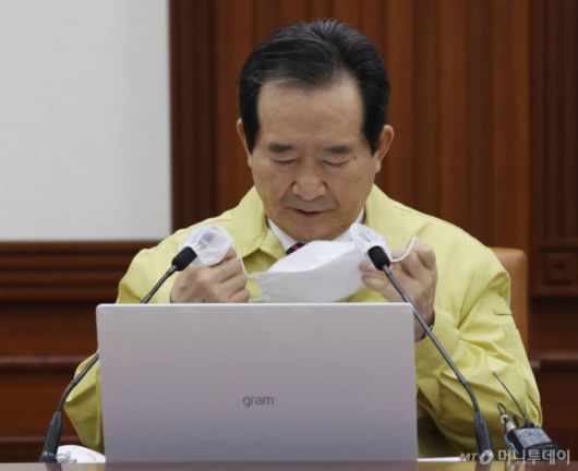 [서울=뉴시스]조수정 기자 = 정세균 국무총리가 29일 서울 종로구 세종로 정부서울청사에서 열린 국가테러대책위원회에서 마스크를 벗고 있다. 2021.01.29. chocrystal@newsis.com