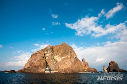 [서울=뉴시스]외교부는 지난 19일 외교부 홈페이지 '공공데이터 개방' 코너에 '독도의 사계 이미지' 사진을 공개했다. 독도의 봄, 여름, 가을, 겨울 등 계절별 사진과 일출, 일몰, 독도에 서식하는 유채꽃, 땅채송화 등 총 112장의 사진이 게재되어 있다. 이번에 공개된 사진은 일반인 누구나 자유롭게 쓸 수 있다. 사진은 독도의 가을. (사진=외교부 제공) 2020.11.23.  photo@newsis.com