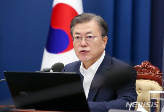 [서울=뉴시스]추상철 기자 =문재인 대통령이 2일 오전 청와대 여민관에서 영상으로 열린 제5회 국무회의에 참석해 발언하고 있다. 2021.02.02. scchoo@newsis.com