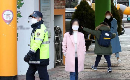 신종 코로나바이러스 감염증(코로나19) 확산으로 크게 줄었던 등교수업이 유아·초등 저학년·특수학교부터 확대되는 27일 오전 서울 중구의 한 초등학교에서 학생들이 등교하고 있다. /사진=뉴시스