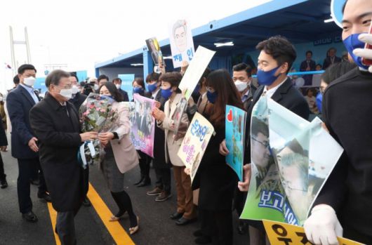 [신안=뉴시스]박영태 기자 = 문재인 대통령이 5일 오후 설 연휴 임시개통 예정인 전남 신안군 임자2대교에서 열린 세계 최대 해상풍력단지 48조원 투자협약식을 마친 뒤 전남도청 직원으로부터 꽃다발을 받고 있다. 2021.02.05. since1999@newsis.com