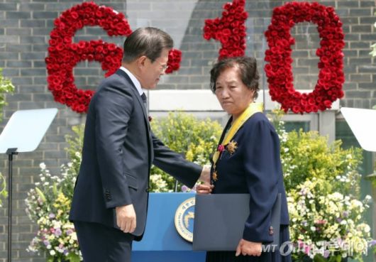 제33주년 6·10민주항쟁 기념식에서 문재인 대통령이 고(故) 이한열 열사의 어머니 배은심 여사에게 국민훈장모란장을 수여하는 모습. 2020.06.10. /사진제공=뉴시스