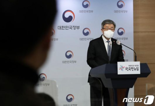 이재갑 고용노동부 장관이 지난달 21일 정부서울청사에서 2021년 산재 사망사고 감축 추진방향을 발표하고 있다. 사진=뉴스1