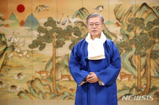 【서울=뉴시스】전신 기자 = 문재인 대통령이 민족 최대 명절인 설날을 앞두고 청와대 본관에서 국민들에게 설 인사를 하고 있다. 2019.02.02. (사진=청와대 제공)   photo@newsis.com