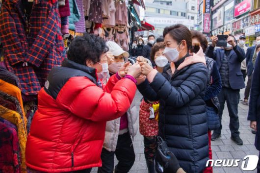 (서울=뉴스1) 국회사진취재단 = 나경원 국민의힘 서울시장 보궐선거 예비후보가 10일 오후 서울 중구 남대문 시장을 방문해 상인들과 인사를 하고 있다. 2021.2.10/뉴스1