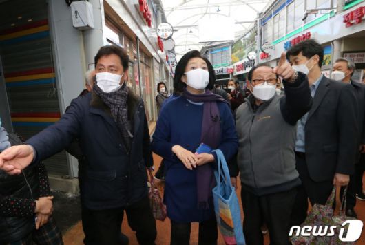 (서울=뉴스1) 국회사진취재단 = 박영선 더불어민주당 서울시장 보궐선거 예비후보가 10일 서울 구로구 남구로시장을 방문해 상인회 관계자들과 시장을 둘러보고 있다. 2021.2.10/뉴스1