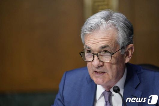 (워싱턴 AFP=뉴스1) 우동명 기자 = 제롬 파월 미국 연방준비제도 의장이 1일(현지시간) 워싱턴 의사당의 상원 은행위원회 청문회에 출석해 “코로나19 위기가 완전히 지나갈 때까지 경기 회복 지원을 지속할 것”이라고 밝히고 있다.  ⓒ AFP=뉴스1