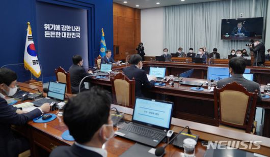 [서울=뉴시스추상철 기자 = 문재인 대통령이 15일 오후 청와대 여민관에서 열린 수석·보좌관회의를 주재하고 있다. 2021.02.15. scchoo@newsis.com