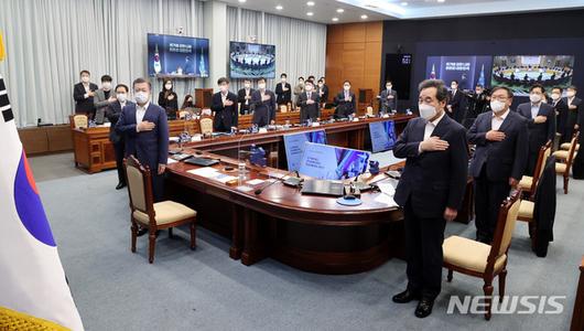 [서울=뉴시스]추상철 기자 = 문재인 대통령이 16일 오후 청와대에서 화상회의 형식으로 열린 국토교통부 2021년 업무보고에 참석해 이낙연 더불어민주당 대표를 비롯한 지도부와 국민의례를 하고 있다. 2021.02.16. scchoo@newsis.com