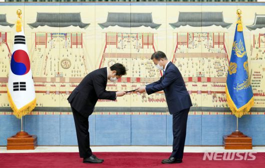 [서울=뉴시스]추상철 기자 = 문재인 대통령이 15일 오전 청와대 본관에서 황희 문화체육관광부 장관에게 임명장을 수여하고 있다. 2021.02.15. scchoo@newsis.com