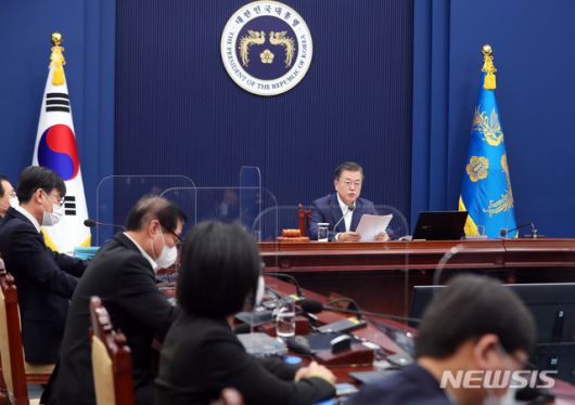 [서울=뉴시스추상철 기자 =문재인 대통령이 16일 오전 청와대 여민관에서 영상으로 열린 제7회 국무회의에 참석해 발언을 하고 있다. 2021.02.16. scchoo@newsis.com