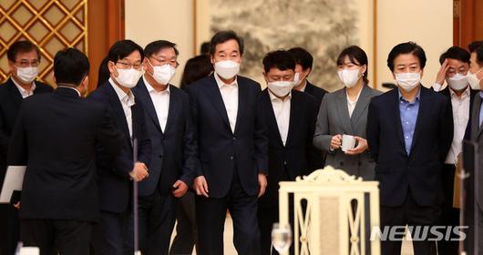 이낙연 더불어민주당 대표를 비롯한 당 지도부가 19일 오전 청와대 본관에서 열린 더불어민주당 지도부 초청 간담회에 참석하고 있다. / 사진제공=뉴시스