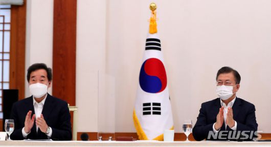 문재인 대통령이 19일 오전 청와대 본관에서 열린 더불어민주당 지도부 초청 간담회에 참석해 이낙연 더불어민주당 대표의 인사말을 들은 후 박수를 치고 있다. / 사진제공=뉴시스