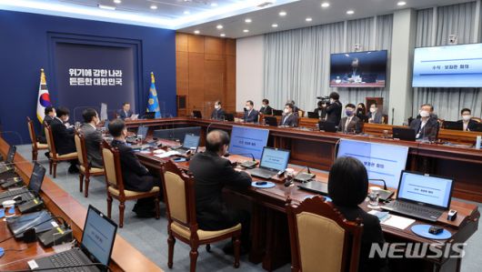 [서울=뉴시스]추상철 기자 = 문재인 대통령이 15일 오후 청와대 여민관에서 열린 수석·보좌관회의를 주재하고 있다. 2021.02.15. scchoo@newsis.com