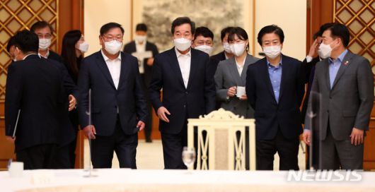 이낙연 더불어민주당 대표를 비롯한 당 지도부가 19일 오전 청와대 본관에서 열린 더불어민주당 지도부 초청 간담회에 참석하고 있다. / 사진제공=뉴시스