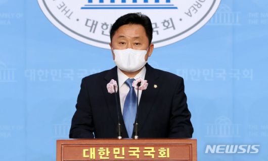 [서울=뉴시스]홍효식 기자 = 최인호 더불어민주당 수석대변인이 6일 오후 서울 여의도 국회 소통관에서 고위당정협의회 결과 브리핑을 하고 있다. 2020.09.06.   yesphoto@newsis.com