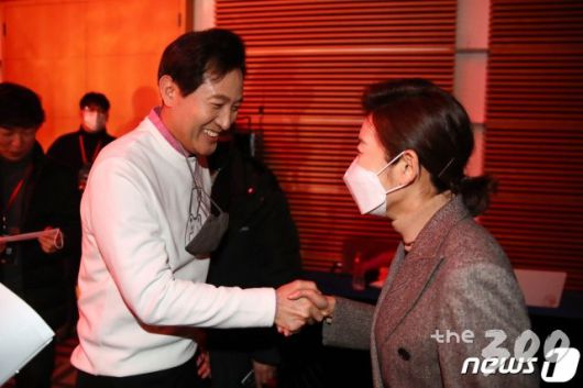 (서울=뉴스1) 국회사진취재단 = 오세훈(왼쪽), 나경원 국민의힘 서울시장 예비후보가 16일 서울 용산구 백범김구기념관 대회의실에서 열린 국민의힘 '서울을 바꾸는힘 제1차 맞수토론'에서 인사를 나누고 있다. 2021.2.16/뉴스1