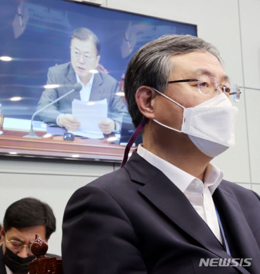 [서울=뉴시스]박영태 기자 = 신현수 대통령비서실 민정수석이 22일 청와대에서 열린 수석·보좌관 회의에 참석해 문재인 대통령의 발언을 듣고 있다. 2021.02.22. since1999@newsis.com