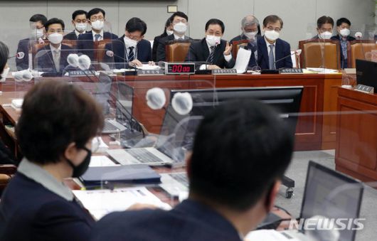 [서울=뉴시스]최동준 기자 = 유영민 대통령 비서실장이 24일 서울 여의도 국회에서 열린 운영위원회 전체회의에서 질의에 답변하고 있다. (공동취재사진) 2021.02.24. photo@newsis.com