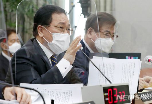[서울=뉴시스]최동준 기자 = 유영민 대통령 비서실장이 24일 서울 여의도 국회에서 열린 운영위원회 전체회의에서 질의에 답변하고 있다. (공동취재사진) 2021.02.24. photo@newsis.com