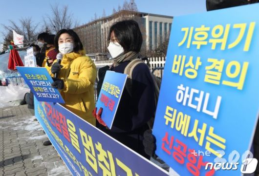 심상정 정의당 의원이 17일 오전 서울 여의도 국회 앞에서 열린 가덕도신공항 특별법 철회 촉구 기자회견에서 발언하고 있다.  기자회견을 주최한 기후위기비상행동과 신공항반대부산행동 소속 회원들은 선거용으로 나온 가덕도신공항 특별법을 철회하고 온실가스 감축과 지속 가능한 지역 상생 방안을 논의할 것을 촉구했다. /뉴스1