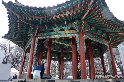 [서울=뉴시스]추상철 기자 = 문재인 대통령이 1일 오전 서울 종로구 탑골공원에서 열린 제102주년 31절 기념식에 참석해 기념사를 하고 있다. 2021.03.01. scchoo@newsis.com